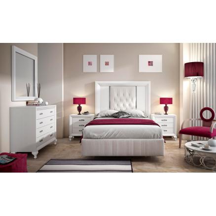 Elegante dormitorio de matrimonio con cabecero tapizado ...